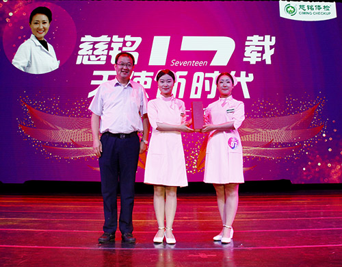 慈銘集團聯席總裁兼北京公司總經理韓圣群為一等獎獲得者——亞運村分院張歌、李杉杉頒獎圖片.jpg