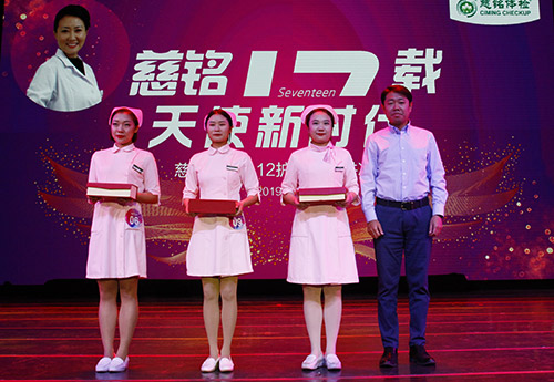 北京公司常務副總經理張碩為二等獎獲得者——上地分院唐艷春、雍和宮分院康延飛頒獎圖片.jpg