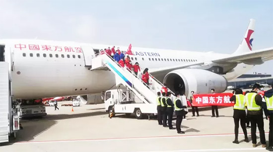 4中國(guó)東方航空工作人員迎接載譽(yù)歸來(lái)的逆行英雄.jpg