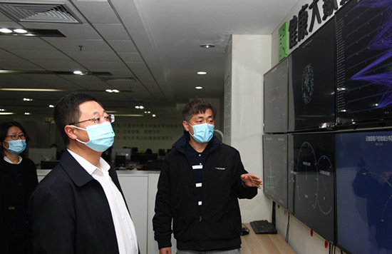 4工作人員向常司長(zhǎng)介紹大數(shù)據(jù)運(yùn)行中心.jpg