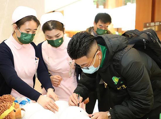 9中赫國安隊(duì)員慈銘體檢現(xiàn)場簽名2.jpg