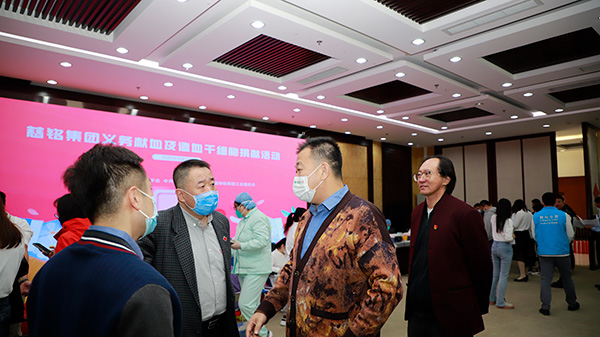 8慈銘體檢集團聯席總裁韓圣群與紅十字會領導交談.jpg